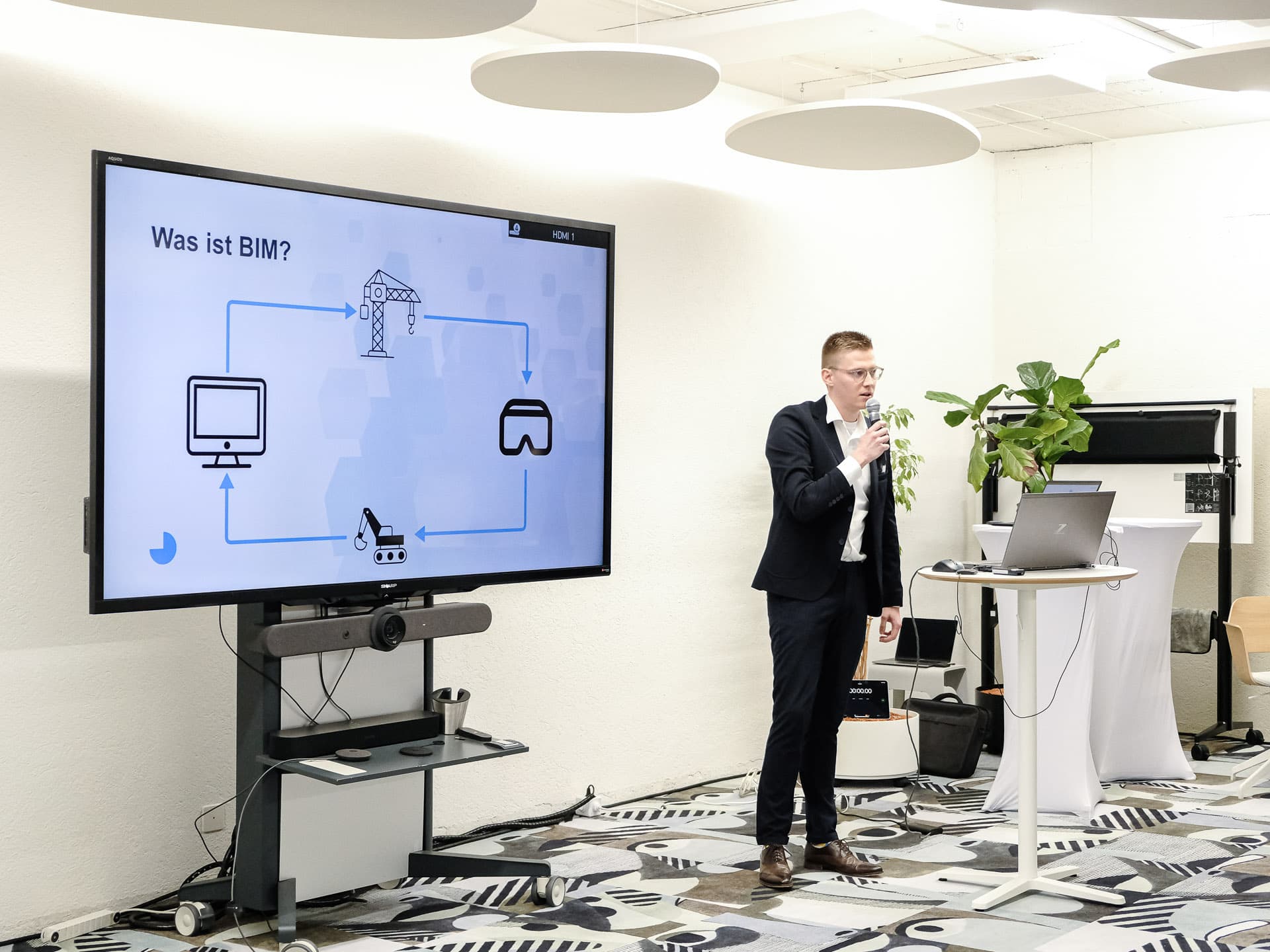 Manuel Emmenegger bei einem Vortrag «Was ist BIM?» mit BIM-Prozessdiagramm